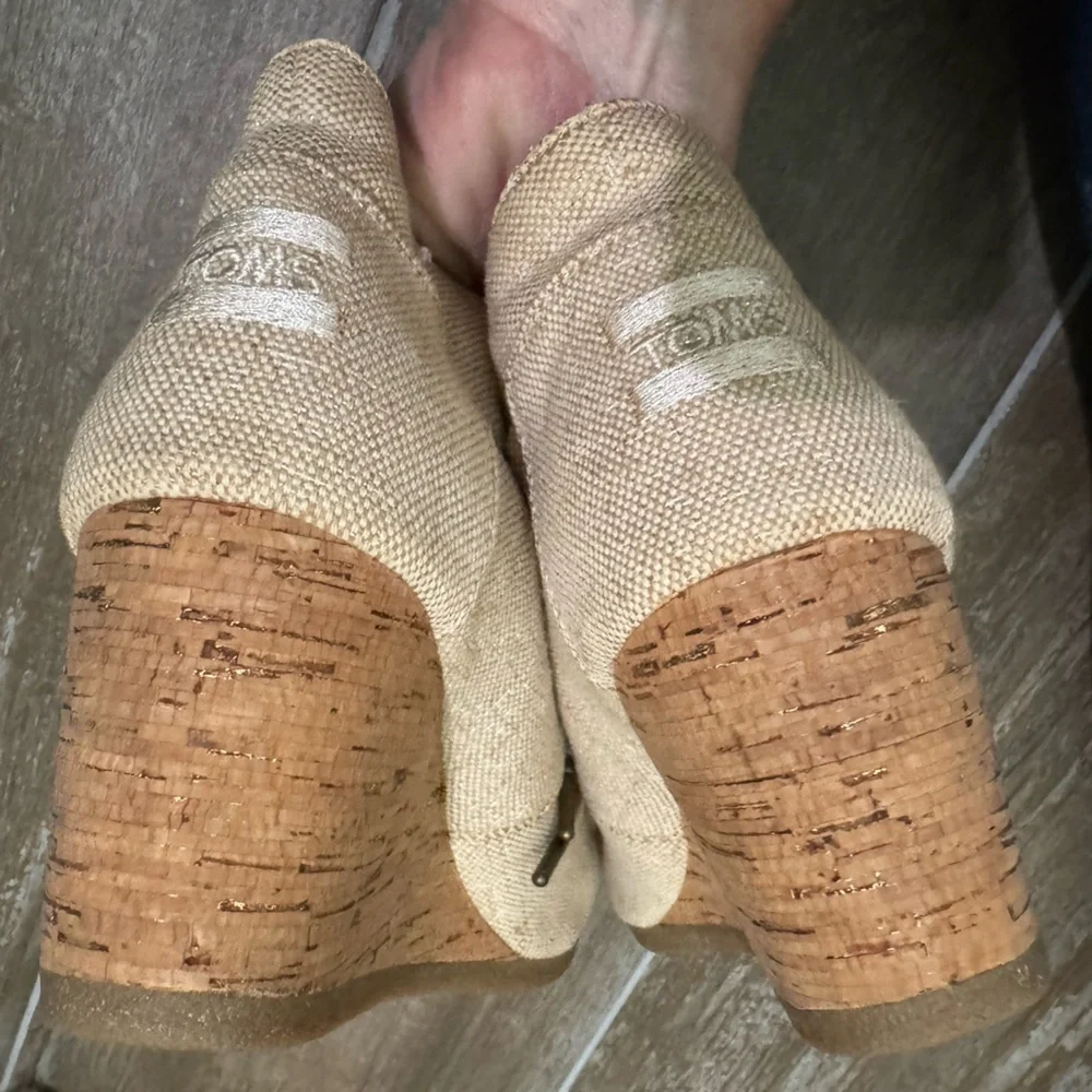 Toms Cream Wedge Shoes with Classic Design 8.5 NWOT